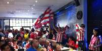 <p>Torcida dividida entre tens&atilde;o e festa no restaurante</p>  Foto: Allan Brito / Terra