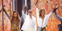 Jennifer Lopez, Pitbull e Claudia Leitte durante apresentação no 'Billboard Music Awards'  Foto: Getty Images 