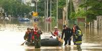 <p>Equipes de resgate enfrentam dificuldades na Sérvia </p>  Foto: BBC News Brasil