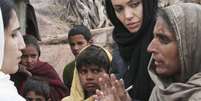 <p>Angelina visita um campo de refugiados afegão, no Paquistão</p>  Foto: Getty Images 
