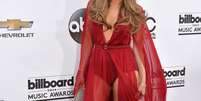 Jennifer Lopez usou vestido vermelho com decote profundo, além de fendas e transparência que deixaram suas pernas à mostra  Foto: Getty Images 