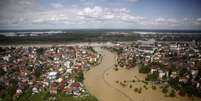 Vista aérea da cidade inundada de Brcko, na Bósnia. Mais de um quarto da população de 4 milhões de pessoas da Bósnia foi afetado pelas piores enchentes a atingir os Bálcãs em mais de um século, disse o governo nesta segunda-feira, alertando para a destruição "aterrorizante" comparável à guerra de 1992 a 1995 no país. 18/05/2014.  Foto: Dado Ruvic / Reuters