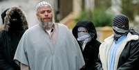 <p>Fotografia de 2003 mostra o clérigo muçulmano Abu Hamza fora da mesquita, em Londres, cercado por apoiadores</p>  Foto: Reuters