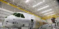 Linha de produção do KC-390 da Embraer  Foto: Divulgação