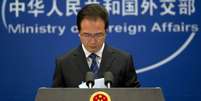 Hong Lei, porta-voz da chancelaria chinesa, disse que "EUA realizam espionagem com escutas de pessoas, empresas e instituições"  Foto: AP