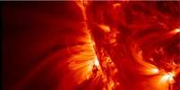<p>Na foto é possivel ver como "laços" brilhantes que circundam uma região ativa do Sol se estendem e ora se tornarm mais suaves, ora mais fortes</p>  Foto: NASA / Instagram