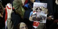 <p>Cidadã do Egito segura um cartaz do general Abdul Fatah al-Sisi, durante um comício, no Cairo, em 2013</p>  Foto: AP