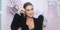 <p>Atriz usou blazer e deixou renda preta da lingerie à mostra</p>  Foto: Paduardo e Thiago Duran / AgNews