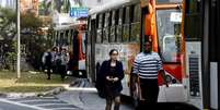 <p>Ônibus bloquearam faixas na avenida Eusébio Matoso nesta quarta-feira</p>  Foto: Bruno Santos / Terra