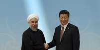 <p>Presidente iraniano, Hassan Rouhani (esquerda) aperta a mão do presidente chinês, Xi Jinping, antes da cerimônia de abertura da 4ª Conferência sobre Interação e Medidas de Construção da Confiança na Ásia (CICA) em Xangai, em 21 de maio</p>  Foto: Reuters