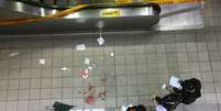Imagem mostra policiais em metrô onde aconteceu um ataque com facas em Taipei nesta quarta-feira  Foto: AP