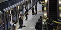 <p>Investigadores caminham na plataforma do metrô de Jiangzicui, onde um homem atacou vários passageiros com uma faca</p>  Foto: Reuters