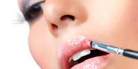 <p>Diferentemente do batom, a cor do gloss n&atilde;o precisa, necessariamente, combinar com o tom da pele</p>  Foto: Shutterstock