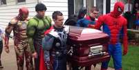 <p>Volunt&aacute;rios e parentes do menino se vestiram de Homem-aranha, Thor, Homem de Ferro, Hulk, Superman e Batman para o funeral</p>  Foto: ABC News / Reprodução