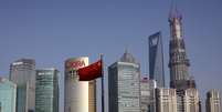 Bandeira da China em frente a prédios em um centro comercial de Xangai  Foto: Getty Images