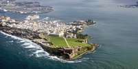 San Juan, Porto Rico - Capital de Porto Rico, San Juan não é só mais uma bela cidade caribenha, mas também é um destino rico em história. Segunda colônia europeia mais antiga do Novo Mundo, mantém na parte velha da cidade muito da arquitetura do passado. Entre os pontos turísticos está a fortificação militar San Felipe El Morro. Também fica em San Juan a residência oficial do governador, La Fortaleza, mais antiga mansão usada pelo poder executivo no Novo Mundo, construída em 1533  Foto: Shutterstock