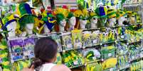 A Copa do Mundo mudou a paisagem do Saara, tradicional comércio popular do Rio de Janeiro: tem taça gigante, invasão de Fulecos, canetas para o corpo, tudo com preços para todos os gostos e bolsos de torcedores; veja fotos   Foto: Daniel Ramalho / Terra