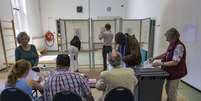 <p>Uma mulher deposita seu voto em uma urna no ginásio de uma escola primária usada como local de votação durante as eleições para o Parlamento Europeu, em Utrecht, Paises Baixos, nesta quinta-feira, 22 de maio</p>  Foto: Reuters