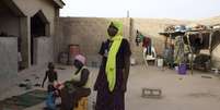 <p>Rachel Daniel (ao centro), 35, m&atilde;e da estudante raptada Rose Daniel, 17, posa para uma foto em sua casa em Maiduguri, Nig&eacute;ria, em 21 de maio</p>  Foto: Reuters