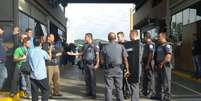 Policiais militares garantiram a saída de alguns ônibus da garagem   Foto: Janaína Garcia / Terra
