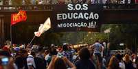 <p>Professores bloquearam vias em protesto na quinta-feira</p>  Foto: Daniel Ramalho / Terra
