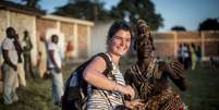 <p>Nesta foto de 6 de outubro de 2013, a jornalista Camille Lepage sorri para um dançarino local, próximo ao estádio Bonga Bonga, na capital, Bangui</p>  Foto: Sylvain Cherkaoui / AP