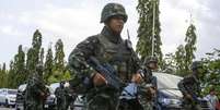 <p>Soldados tailandeses assumem posições durante golpe militar, no centro de Bangcoc, na Tailândia</p>  Foto: Athit Perawongmetha / Reuters