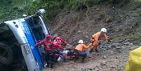 <p>Ônibus de passageiros caiu de um precipício de cerca de 100 metros de altura</p>  Foto: Peru.com / Reprodução