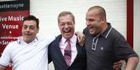 <p>O líder do Partido da Independência do Reino Unido, Nigel Farage (ao centro), comemora com simpatizantes durante uma parada em um pub a eleição de alguns conselheiros, em Basildon, no sul da Inglaterra, em 23 de maio</p>  Foto: Reuters