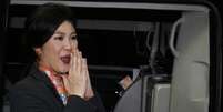 <p>Ex-premiê da Tailândia, Yingluck Shinawatra dá uma saudação tradicional, ao deixar o escritório do Secretário da Defesa em Bangcoc, em 7 de maio</p>  Foto: Reuters
