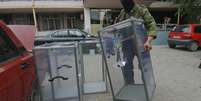 <p>Um ativista pró-russo retirou, nesta sexta-feira, algumas das urnas que estavam posicionadas para as eleições presidenciais, em uma zona eleitoral de Donetsk</p>  Foto: AP