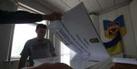 <p>Em Donetsk, membros do comitê eleitoral prepararam um centro para votação</p>  Foto: Reuters