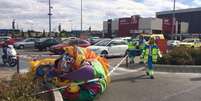 <p>Equipes de resgate conseguiram tirar três das quatro crianças do brinquedo, ainda quando ele estava no ar. A quarta criança aterrissou junto com o castelo</p>  Foto: El País / Reprodução