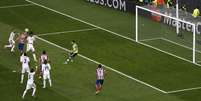 Aos 36min, após levantamento na área, o uruguaio Godín subiu mais do que a zaga do Real Madrid e encobriu o adiantado goleiro Casillas  Foto: Reuters