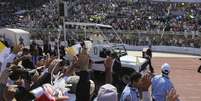 <p>Papa Francisco é aclamado pelos fiéis, ao chegar em um estádio de Amã, para a celebração de uma missa, neste sábado</p>  Foto: Reuters