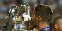 Sergio Ramos beija a taça da Champion; Zagueiro espanhol fez, aos 48min do segundo tempo, o gol que levou a partida para a prorrogação  Foto: Reuters