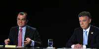 <p>Candidatos presidenciáveis, Ivan Zuluaga (à esq.) e Juan Manuel Santos participam de debate, antes das eleições deste domingo </p>  Foto: Reuters