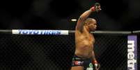 <p>Daniel Cormier comemora depois de finalizar e apagar Dan Henderson em seu último combate</p>  Foto: Reuters