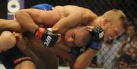TJ Dillashaw castiga Renan Barão em vitória que lhe garantiu o cinturão dos galos do UFC  Foto: Reuters