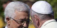 Papa Francisco foi recebido pelo presidente da Palestina, Mahmoud Abbas  Foto: AP
