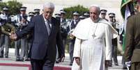 Papa foi recebido pela autoridade palestina Mahmoud Abbas  Foto: AP