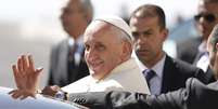 Papa Francisco acena em sua chegada em Belém  Foto: Reuters