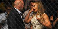 Ronda Rousey conversa com Dana White entre as lutas  Foto: Reuters