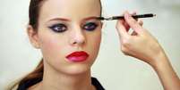 A maquiagem fica vibrante por conta da combinação dos tons vermelho e pink, do batom, e do azul nos olhos  Foto: Andrea Felizolla 