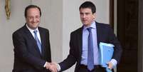 <p>Presidente franc&ecirc;s, Fran&ccedil;ois Hollande, cumprimenta o primeiro-ministro Manuel Valls, ap&oacute;s reuni&atilde;o no Pal&aacute;cio de Eliseu, em Paris, nesta segunda-feira</p>  Foto: Reuters