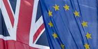 <p>Bandeiras da União Europeia e voa ao lado da bandeira do país, no centro de Londres</p>  Foto: Reuters