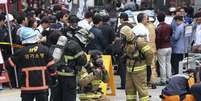 Os bombeiros conseguiram controlar o fogo em 20 minutos embora não tenha sido suficiente para salvar as vidas de cinco pessoas  Foto: Park Ji-ho / AP