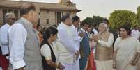 <p>Novo primeiro-ministro eleito, Narendra Modi, cumprimenta outros líderes em sua chegada para a sua posse, em Nova Délhi, Índia, nesta segunda-feira</p>  Foto: AP