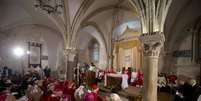 <p>Pouco tempo antes, na igreja ao lado, o pontífice celebrou uma missa, nesta segunda-feira</p>  Foto: Reuters