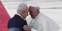 <p>Presidente de Israel, Shimon Peres, (&agrave; esq.)&nbsp;ao lado do papa Francisco. Para o pont&iacute;fice, o pol&iacute;tico &eacute; &#39;art&iacute;fice da paz&#39;</p>  Foto: Reuters